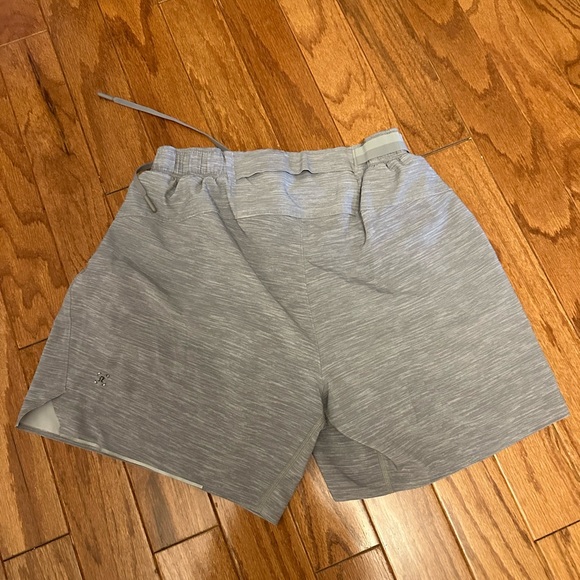 Men’s LuLu Lemon shorts in Gray. Size L - Picture 2 of 2